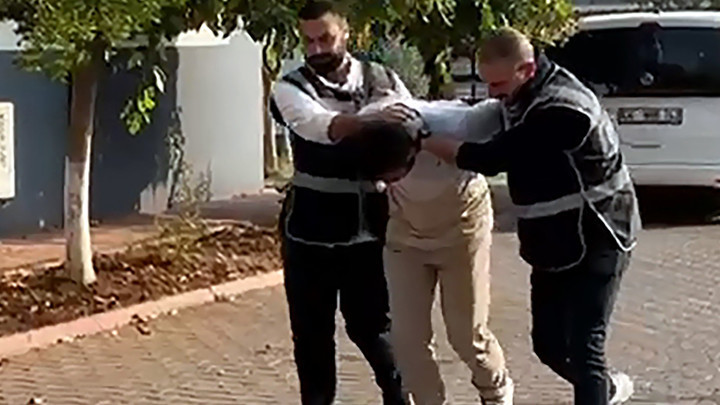 Adana’da ortağını darbetti, havaya ateş açıp kaçarken kazara kendini vurdu