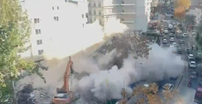 Ankara’da panik anları! Kontrollü yıkımı yapılan bina çöktü