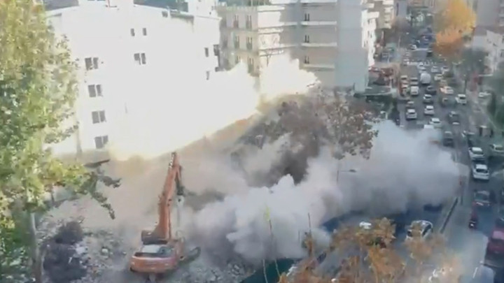 Ankara’da panik anları! Kontrollü yıkımı yapılan bina çöktü