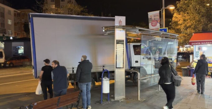 Ataşehir’de faciadan dönüldü! Kamyonet durağa daldı