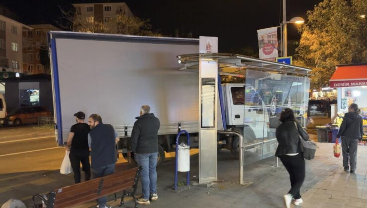 Ataşehir’de faciadan dönüldü! Kamyonet durağa daldı