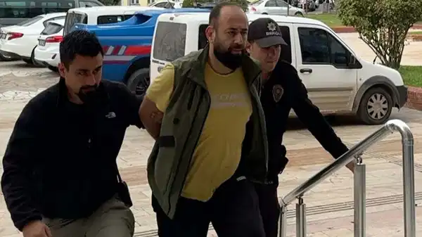 Atatürk’ü anmak için saygı duruşunda bulunanlarla alay eden motosikletliye ev hapsi