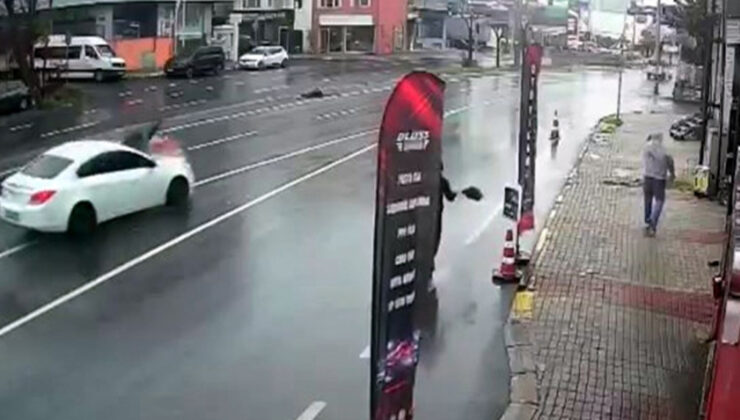 Avcılar’da alışverişten dönen yayaya otomobil çarptı! Kaza anı kamerada