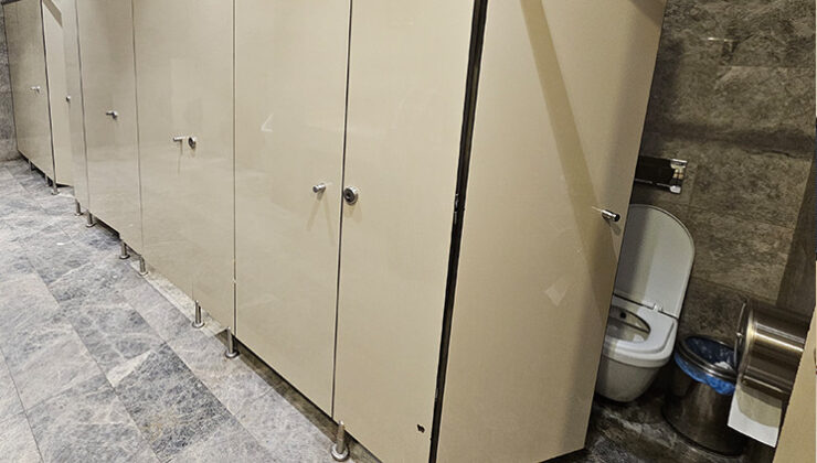 AVM’nin kadınlar tuvaletinde sapık skandalı! 2 kişi polis tarafından yakalandı