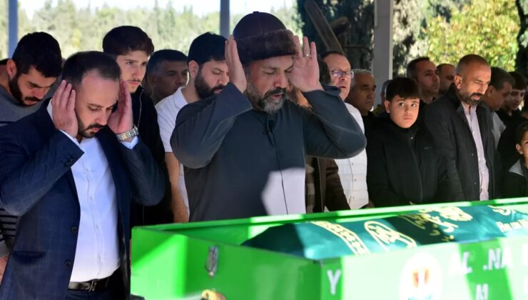 Baba, kazada ölen oğlunun cenaze namazını kıldırdı