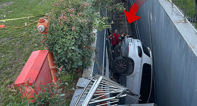 Bahçelievler’de otomobil araçlara çarptı: 5 metre yükseklikten boşluğa düştü