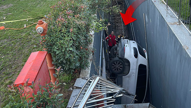 Bahçelievler’de otomobil araçlara çarptı: 5 metre yükseklikten boşluğa düştü