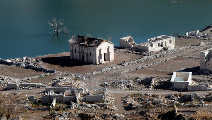 Baraj suları çekilince ortaya çıktı… Ziyaretçilerin ilgi odağı oldu