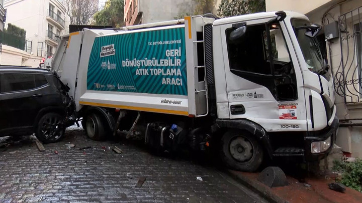 Beyoğlu’nda faciadan dönüldü! Çöp kamyonu park halindeki araçlara ve bir evin duvarına çarptı