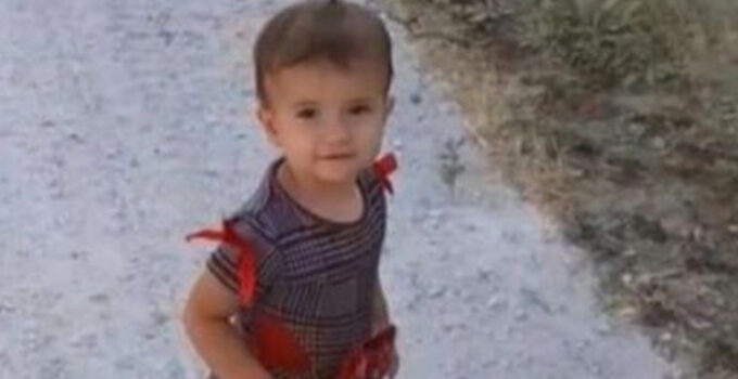 Bu acıya yürek dayanmaz! Baba geri manevra yapınca 2 yaşındaki çocuğu aracın altında kaldı