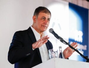 Cemil Tugay’dan TCDD’ye İZBAN çıkışı: ‘Ray kirasını kaldırın, 90 dakika hemen gelsin’