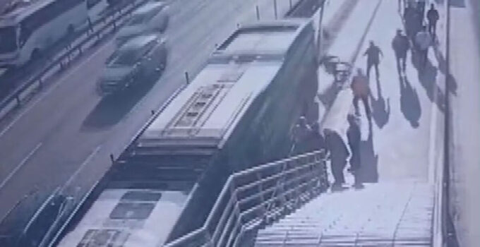 Dehşet anı kamerada! Tekerlekli sandalyeyle metrobüs yoluna düştü!