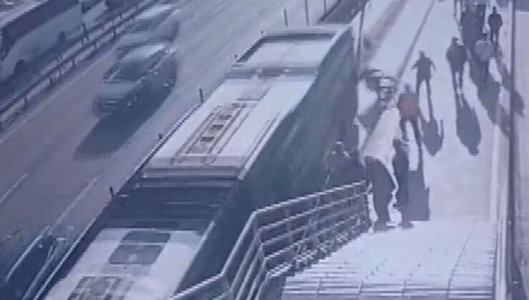 Dehşet anı kamerada! Tekerlekli sandalyeyle metrobüs yoluna düştü!