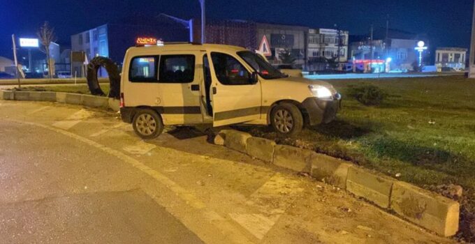 Direksiyonuna geçtiği hafif ticari araçla polisten kaçan 16 yaşındaki çocuk, kaza yapınca yakalandı