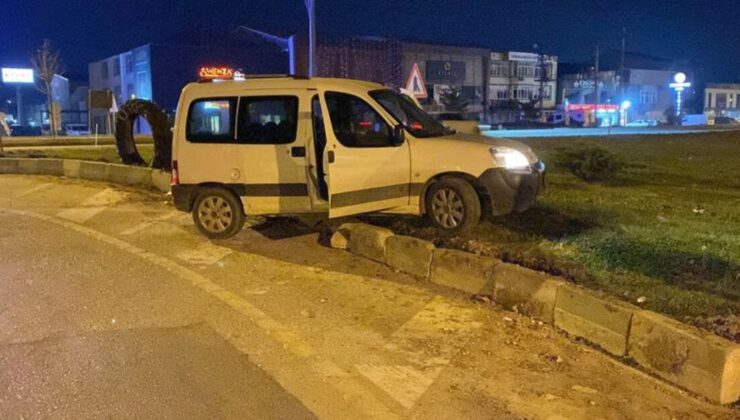 Direksiyonuna geçtiği hafif ticari araçla polisten kaçan 16 yaşındaki çocuk, kaza yapınca yakalandı