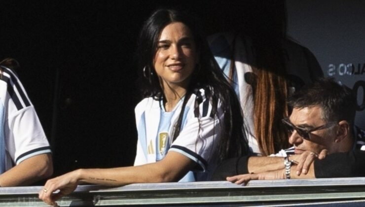 Dua Lipa Arjantin’de futbol maçı seyretti