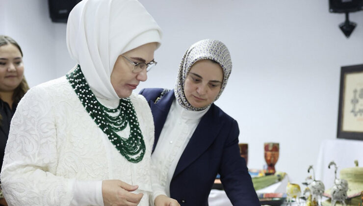 Emine Erdoğan, Güney Afrika’da Yunus Emre Enstitüsü’nü ziyaret etti