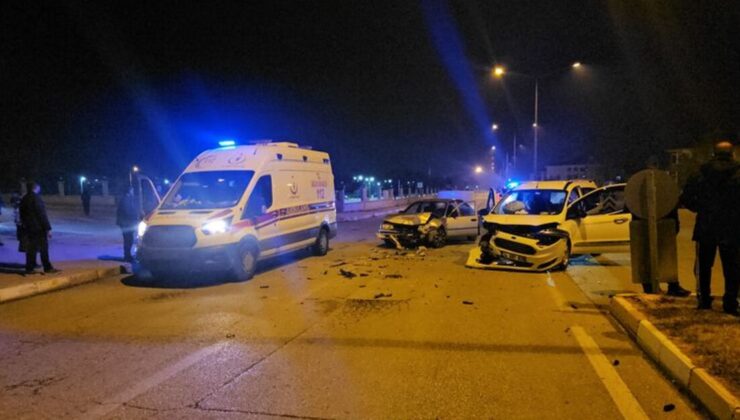 Erzincan’da iki araç çarpıştı: 4 yaralı