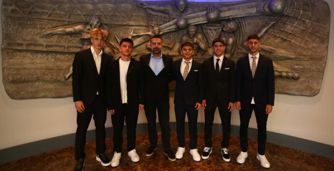 Fenerbahçe, 5 genç futbolcuyla profesyonel sözleşme imzaladı!