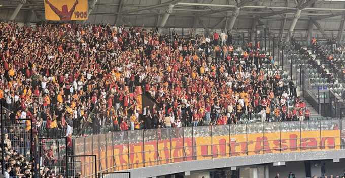 Galatasaray taraftarından Selçuk İnan tezahüratı