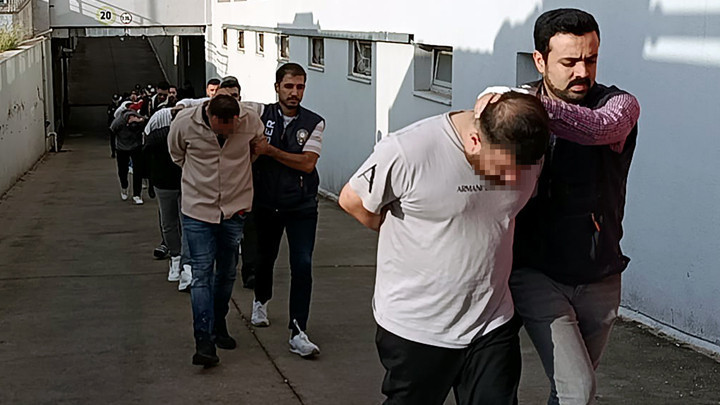 Gelen mesajla şoke oldular: Sizi dolandırdım, yurt dışına gideceğim! ‘Sazan Sarmalı’ şebekesi çökertildi