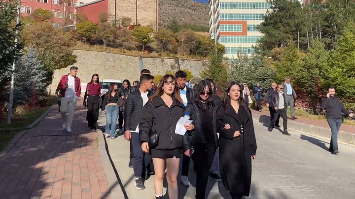 Gümüşhane’de öğrencilerden silahla rehin alma olayına sessiz yürüyüşle tepki