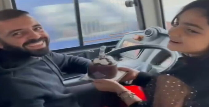 Halk otobüsü şoförüne kızlarından sefer sırasında doğum günü sürprizi