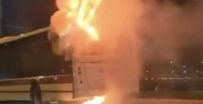 İzmir’de korku dolu anlar, seyir halindeki otobüs alev aldı