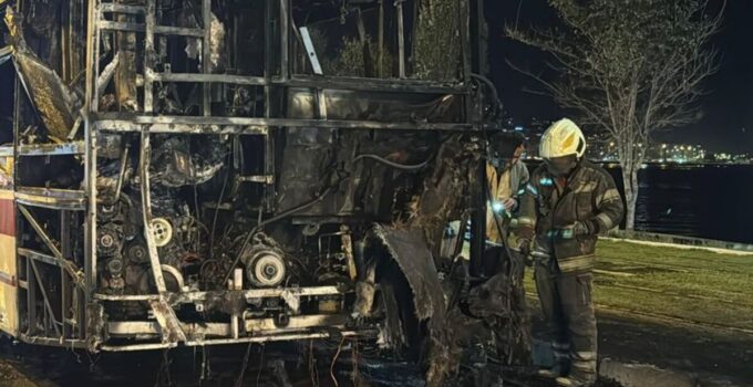 İzmir’de seyir halindeki belediye otobüsü yandı