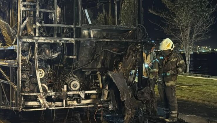 İzmir’de seyir halindeki belediye otobüsü yandı