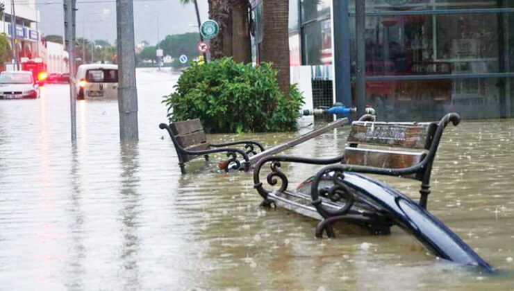 İzmir’i, Antalya’yı, Balıkesir’i, Çanakkale’yi sağanak vurdu