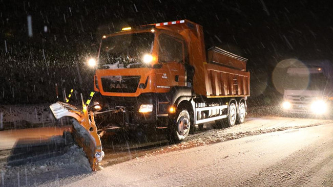 Kar yağışı başladı: Kar küreme ve tuzlama çalışması yapılıyor