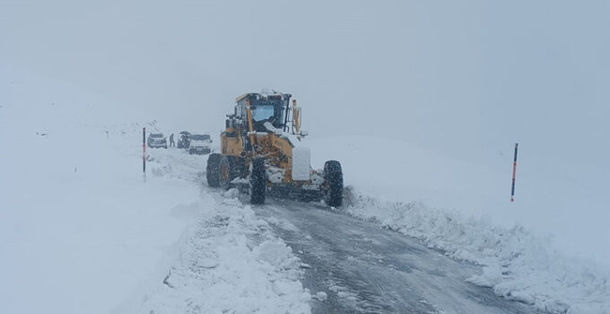 Kar yağışı etkili oldu! Kapanan 44 yerleşim yerinin yolu ulaşıma açıldı