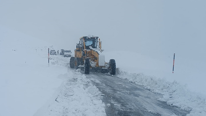 Kar yağışı etkili oldu! Kapanan 44 yerleşim yerinin yolu ulaşıma açıldı