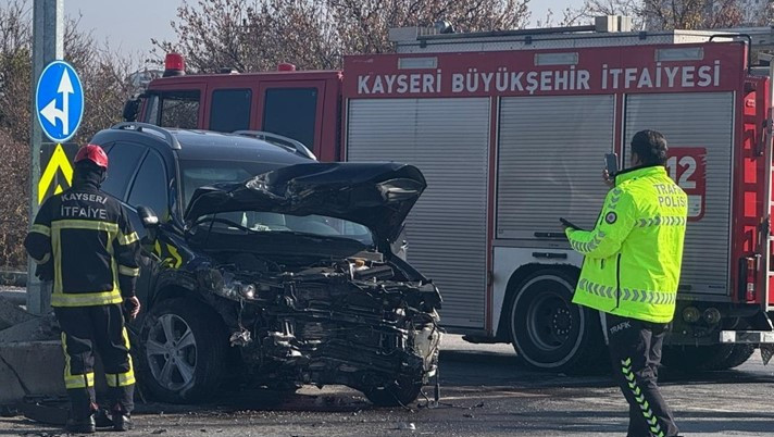 Kayseri’de iki otomobil çarpıştı: 5 yaralı
