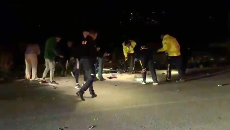 Kaza yapan motosiklet sürücüsünün dişlerini telefon ışığıyla aradılar