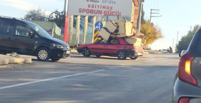 Koltuk takımını otomobile yükleyip yola çıktı