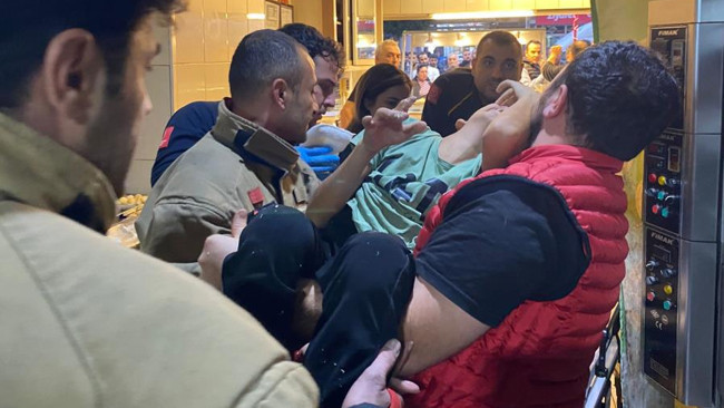 Küçük çocuğun eli hamur karıştırma makinesine sıkıştı