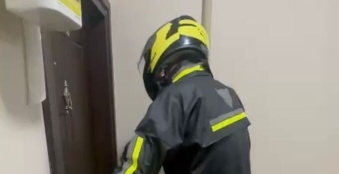 Kurye kıyafeti giyen polis, firari hükümlüyü yakaladı