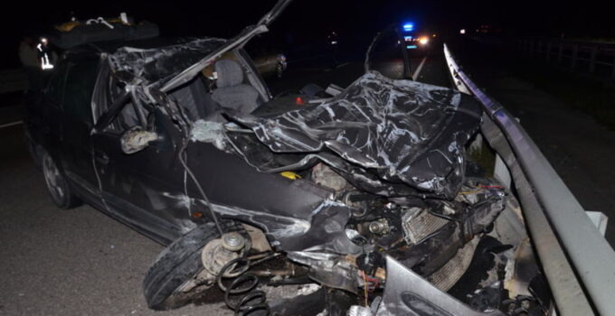 Kütahya’da otomobil TIR’a çarptı: 1 ölü