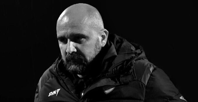 Maç esnasında kalp krizi geçiren teknik direktör hayatını kaybetti!