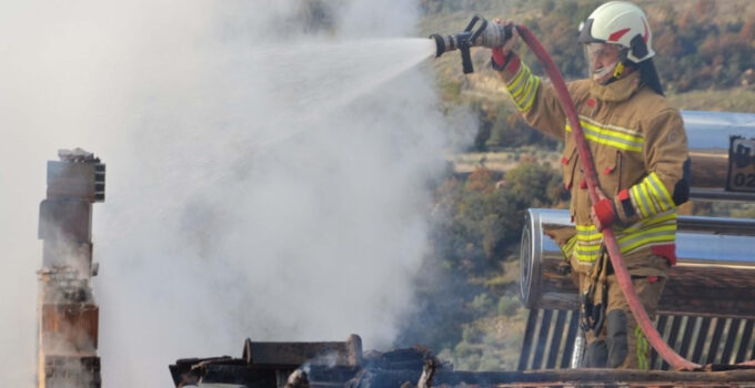 Manisa’da yangın! Bir ev alevlere teslim oldu
