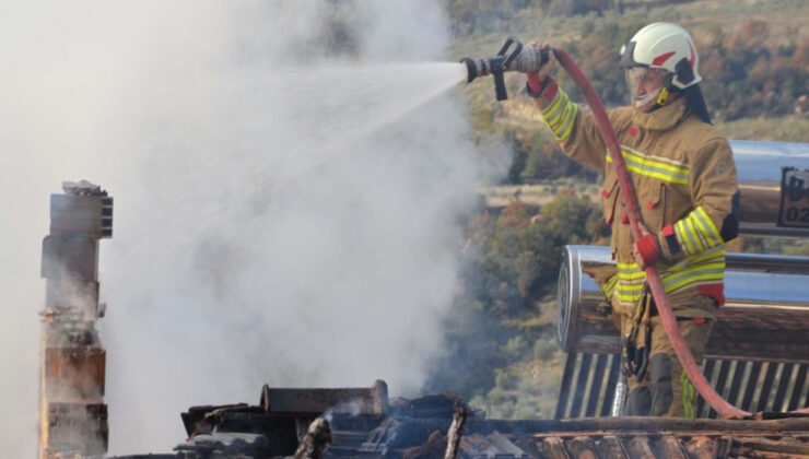 Manisa’da yangın! Bir ev alevlere teslim oldu