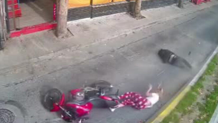 Metrelerce yerde sürüklendiler! İstanbul’daki motosiklet kazası kamerada