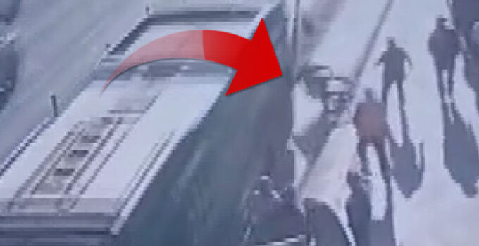 Metrobüs istasyonunda feci olay! Engelli vatandaş hayatını kaybetti: O anlar kamerada