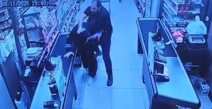 Oğlunu darbettiğini öne sürdüğü market çalışanını yumruklayıp tekmeledi! İfadesi ortaya çıktı