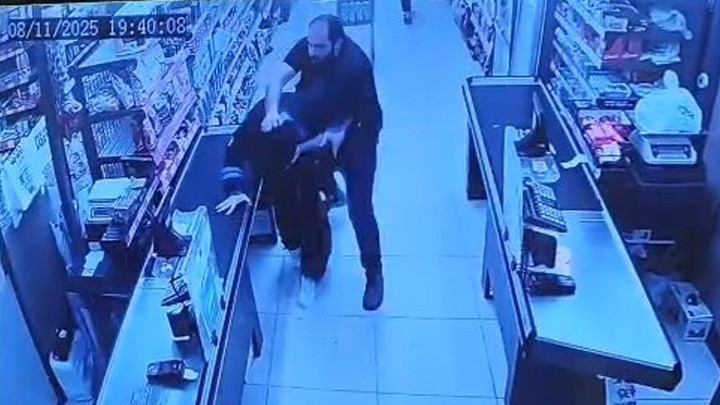 Oğlunu darbettiğini öne sürdüğü market çalışanını yumruklayıp tekmeledi! İfadesi ortaya çıktı