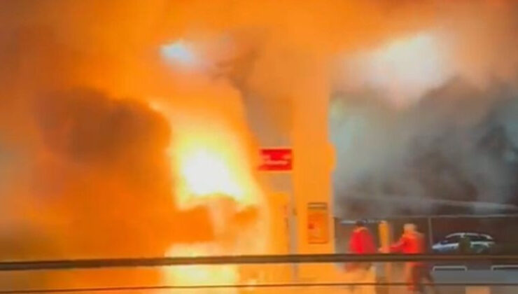 Otomobil akaryakıt istasyonuna daldı, 2 otomobil cayır cayır yandı