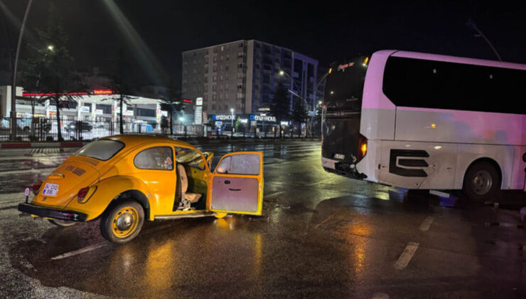 Otomobil otobüse arkadan çarptı: 3 yaralı