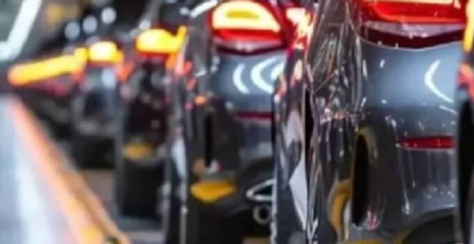 Otomotiv tarihinin efsaneleri belli oldu: Dünyanın en uzun süre üretilen otomobilleri açıklandı